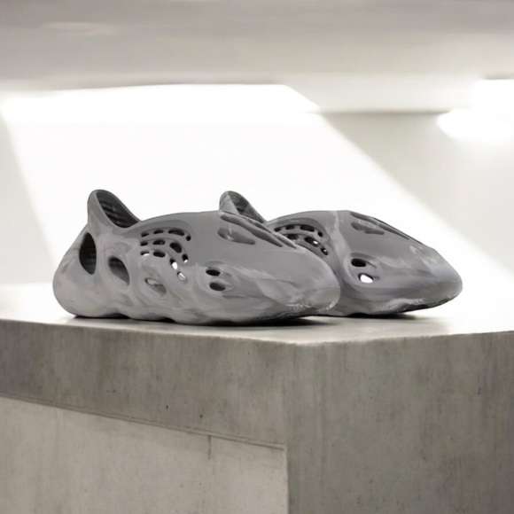 NWT Men’s adidas Yeezy Foam Granite Runner’s - Picture 2 of 16